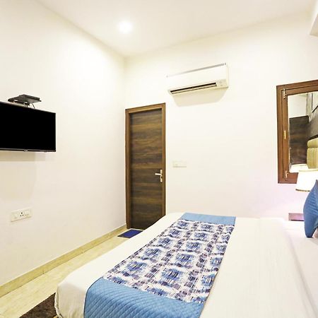 Hotel The Kiara Near Delhi Airport Нью-Дели Экстерьер фото
