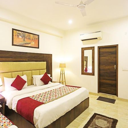 Hotel The Kiara Near Delhi Airport Нью-Дели Экстерьер фото