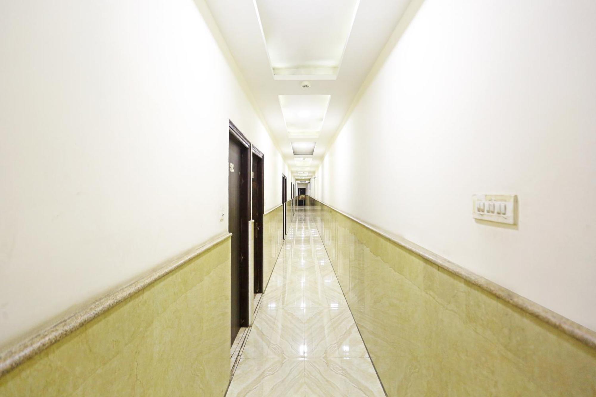 Hotel The Kiara Near Delhi Airport Нью-Дели Экстерьер фото