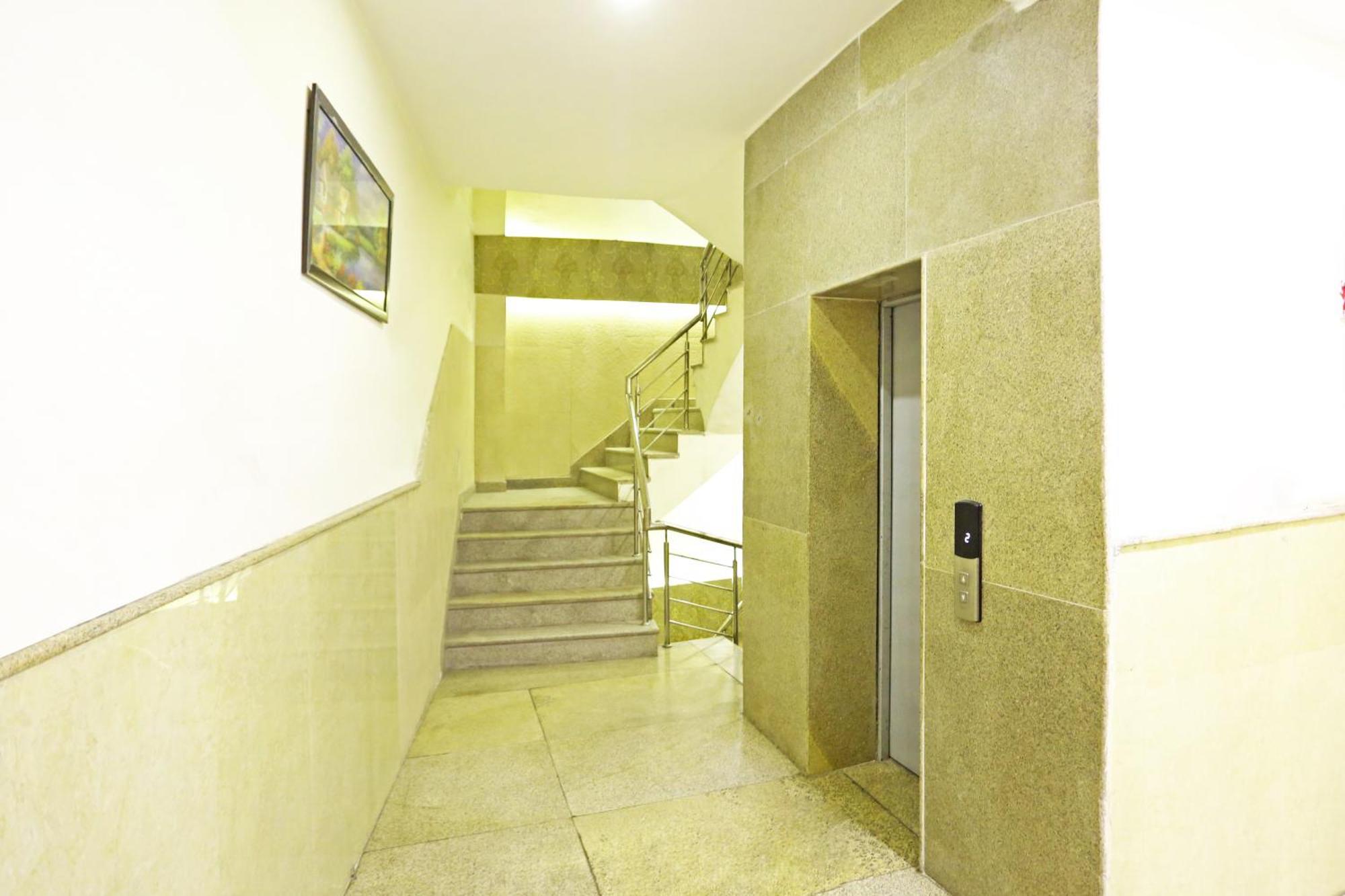 Hotel The Kiara Near Delhi Airport Нью-Дели Экстерьер фото