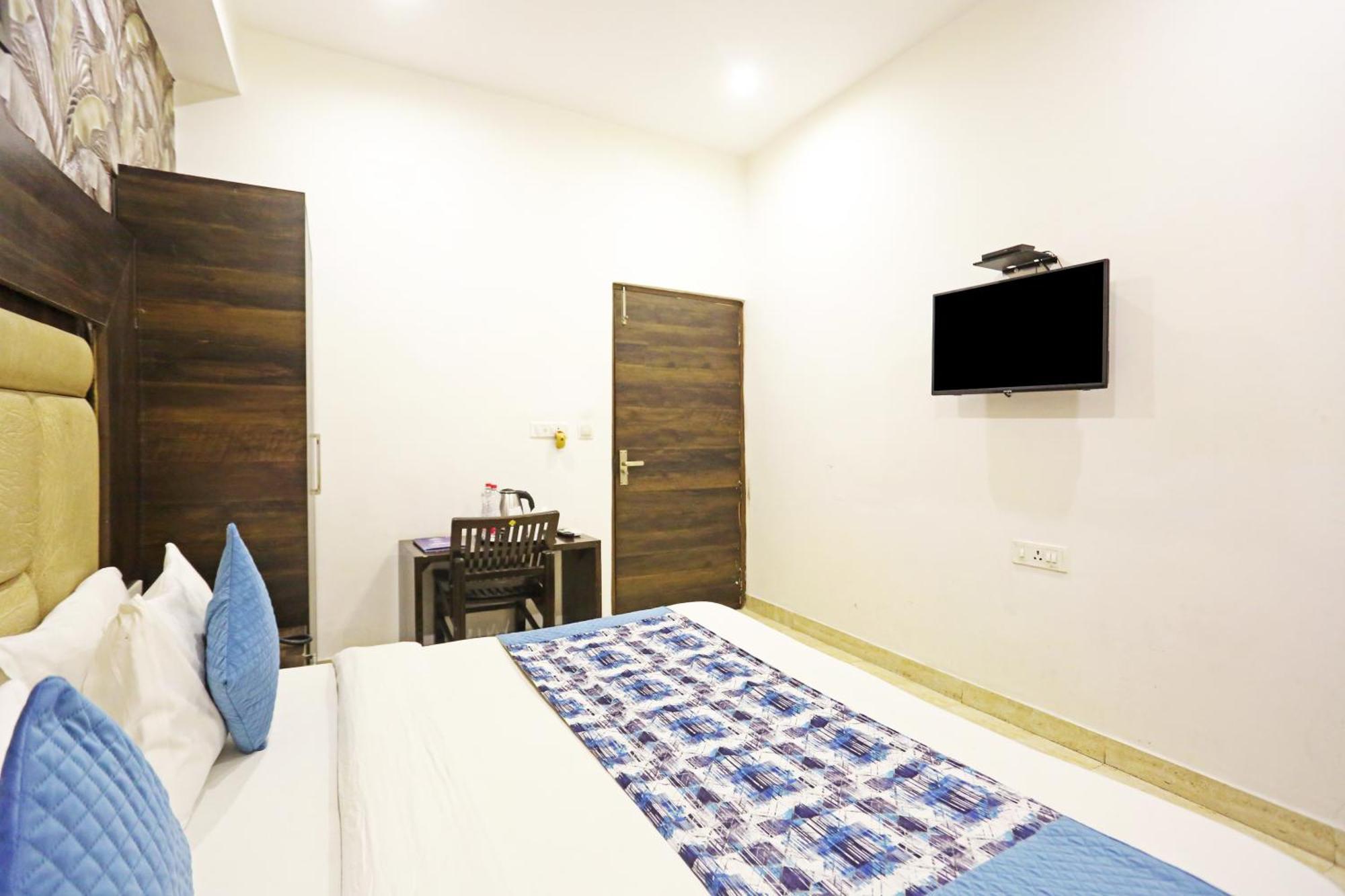 Hotel The Kiara Near Delhi Airport Нью-Дели Экстерьер фото