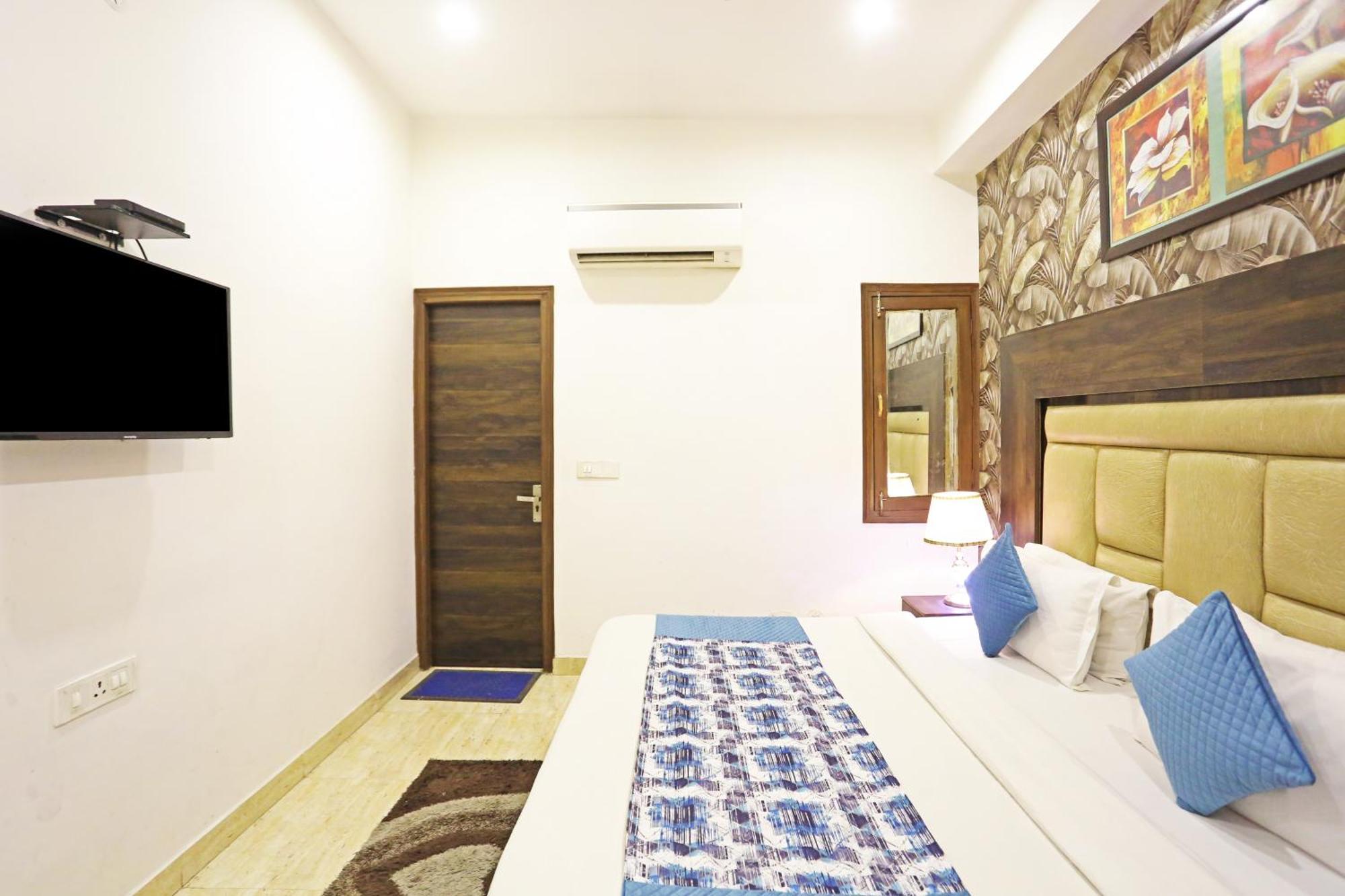 Hotel The Kiara Near Delhi Airport Нью-Дели Экстерьер фото