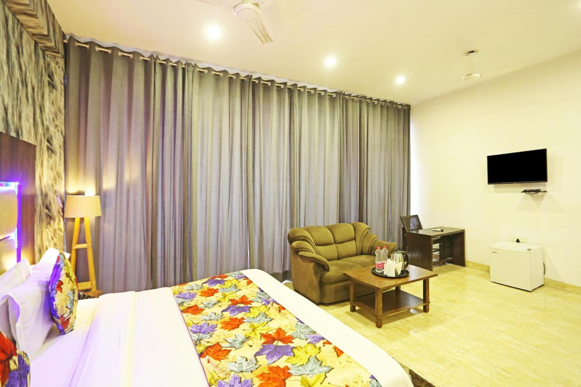 Hotel The Kiara Near Delhi Airport Нью-Дели Экстерьер фото