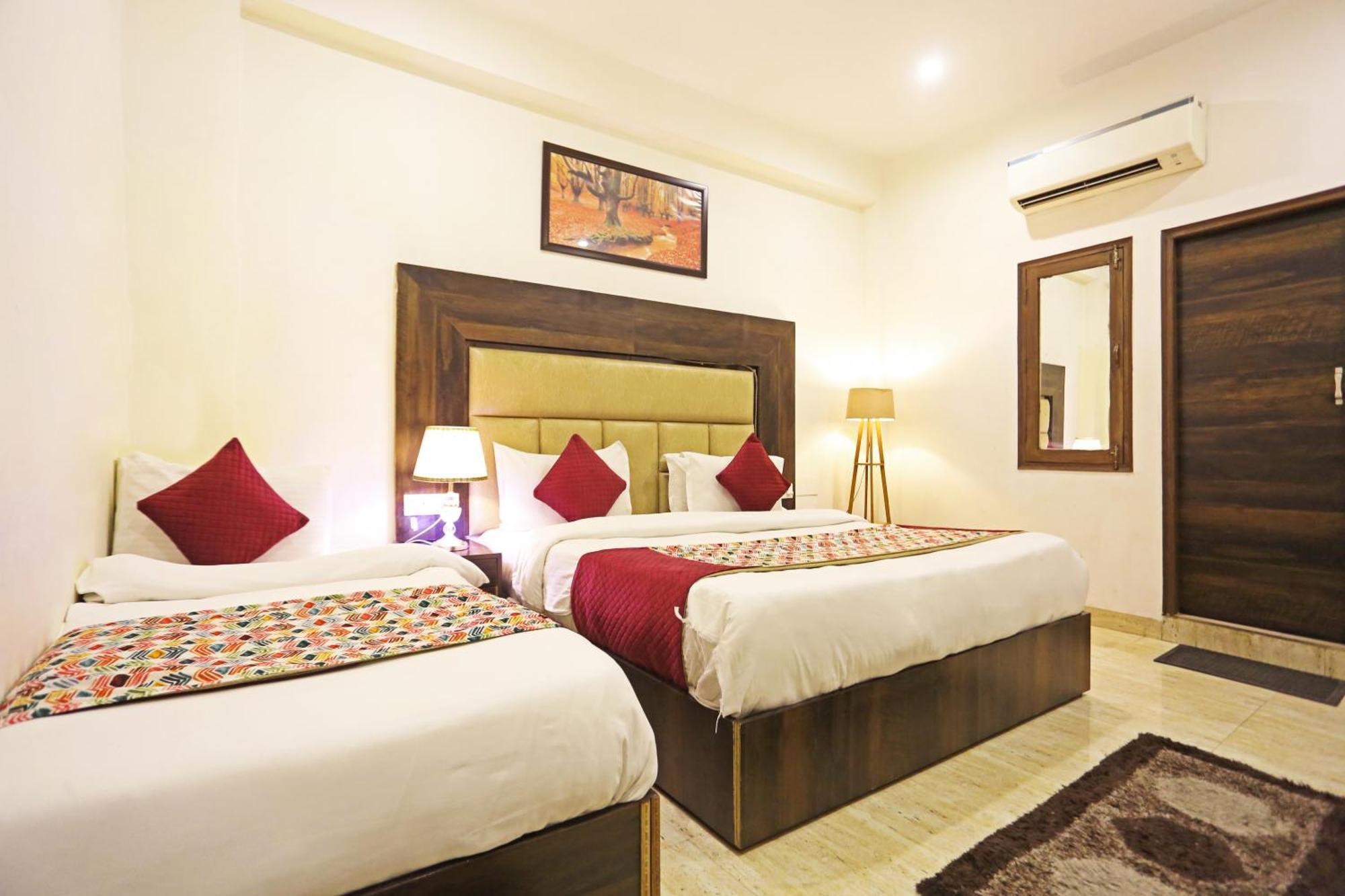 Hotel The Kiara Near Delhi Airport Нью-Дели Экстерьер фото