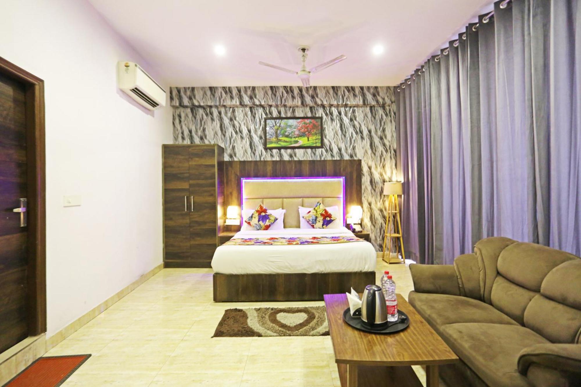 Hotel The Kiara Near Delhi Airport Нью-Дели Экстерьер фото