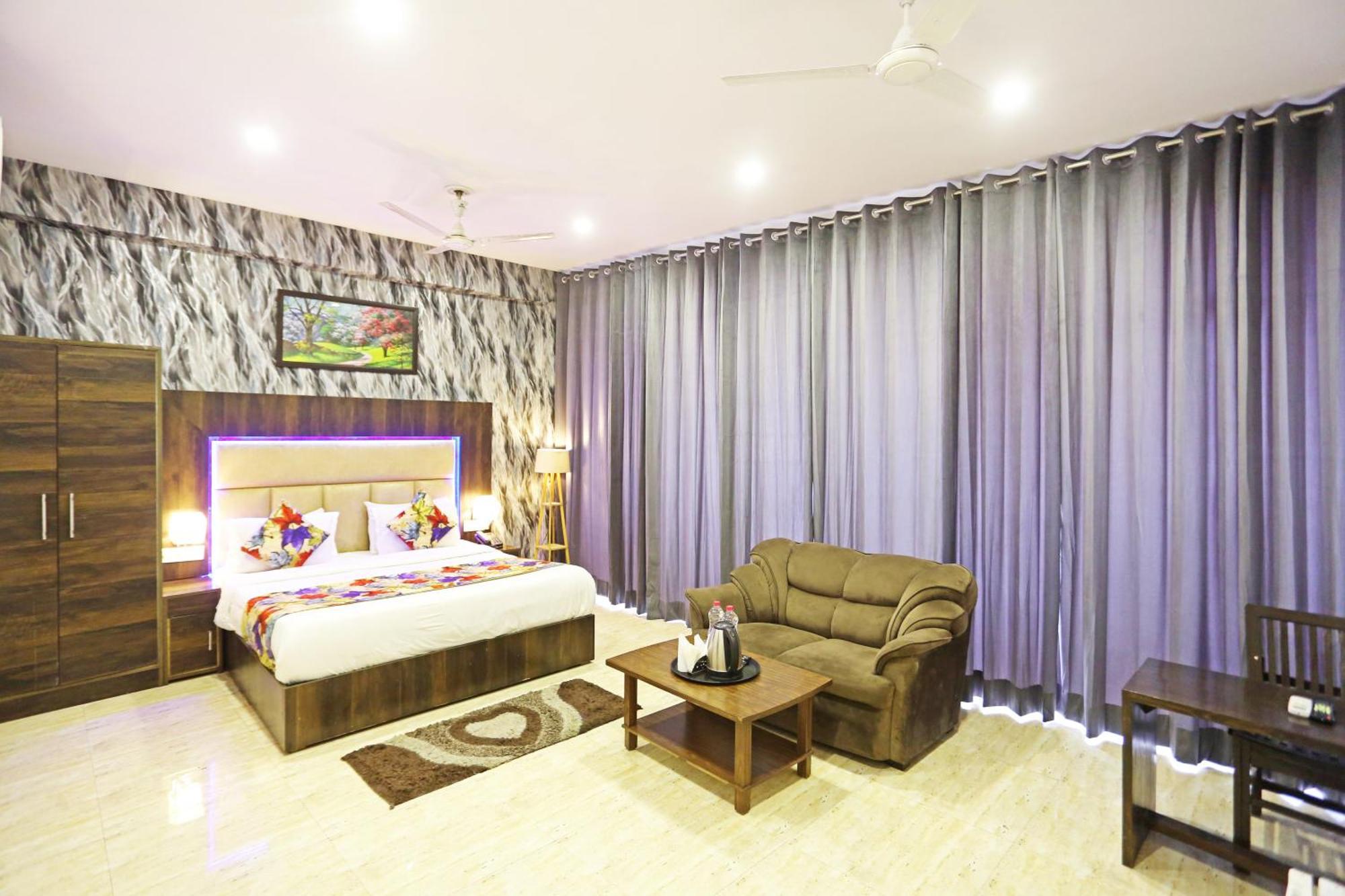 Hotel The Kiara Near Delhi Airport Нью-Дели Экстерьер фото
