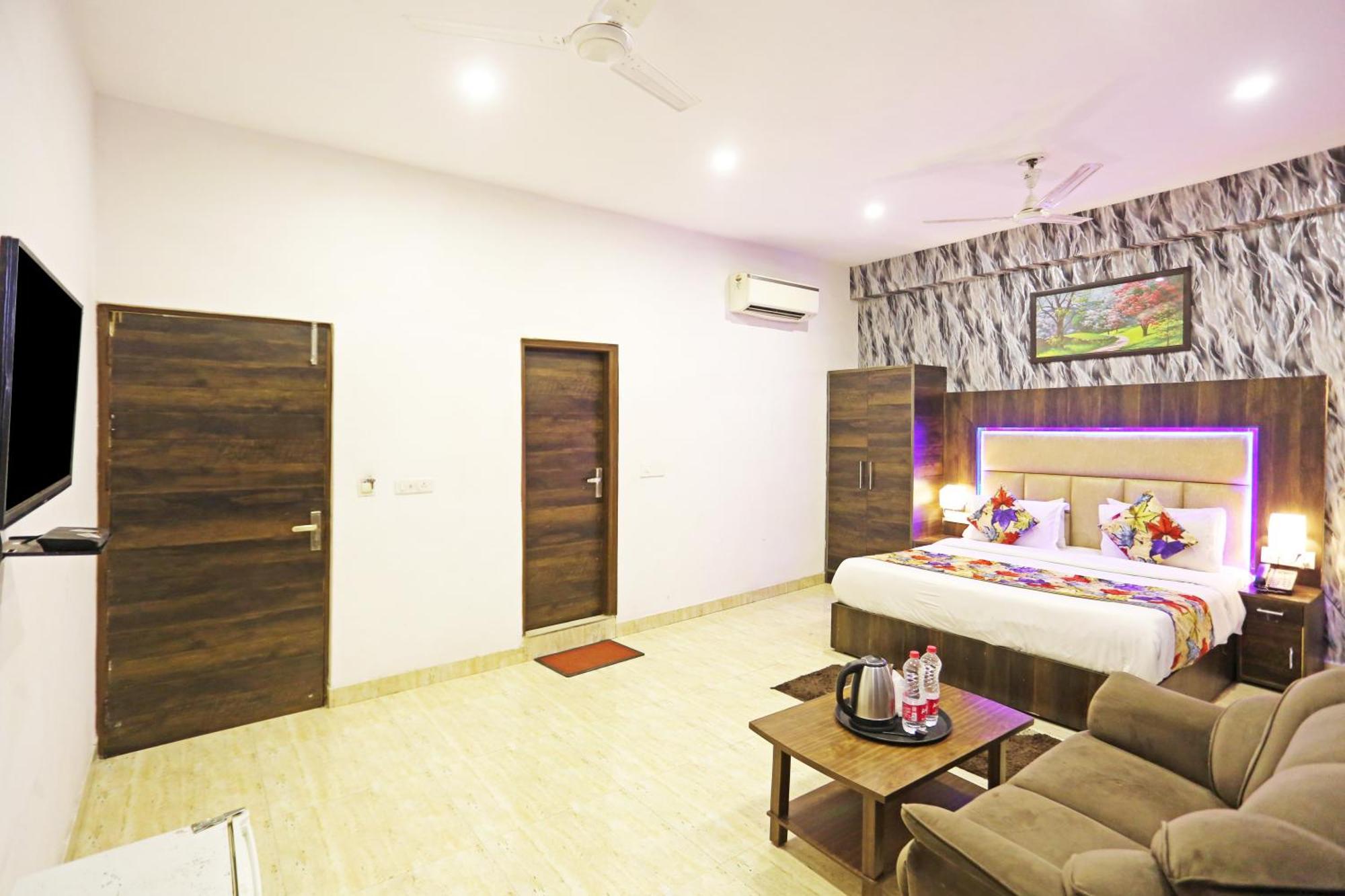 Hotel The Kiara Near Delhi Airport Нью-Дели Экстерьер фото