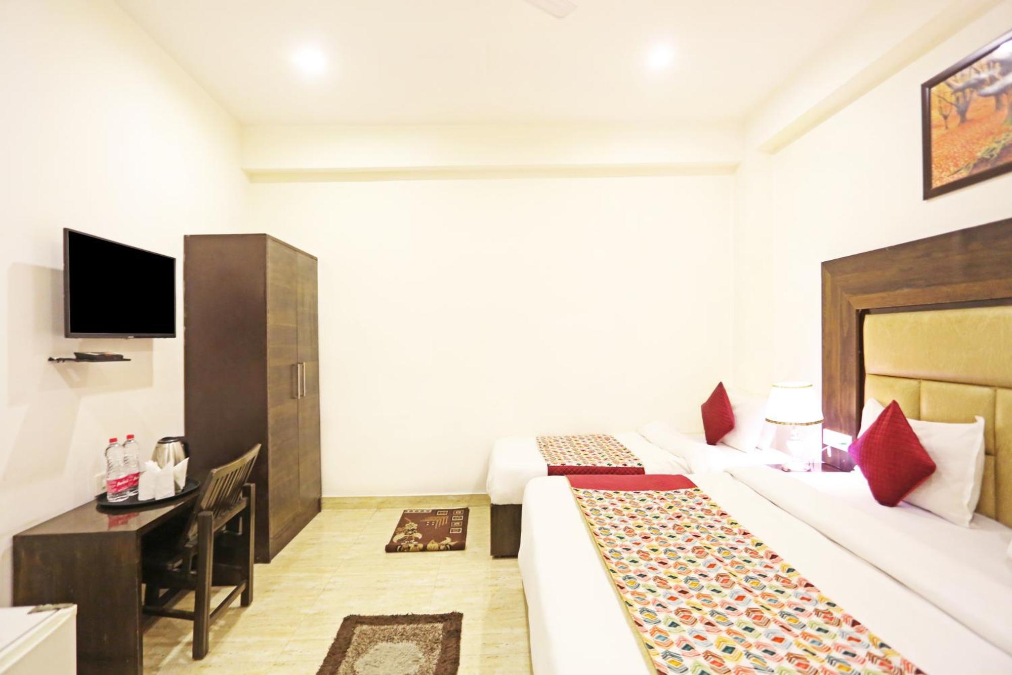 Hotel The Kiara Near Delhi Airport Нью-Дели Экстерьер фото