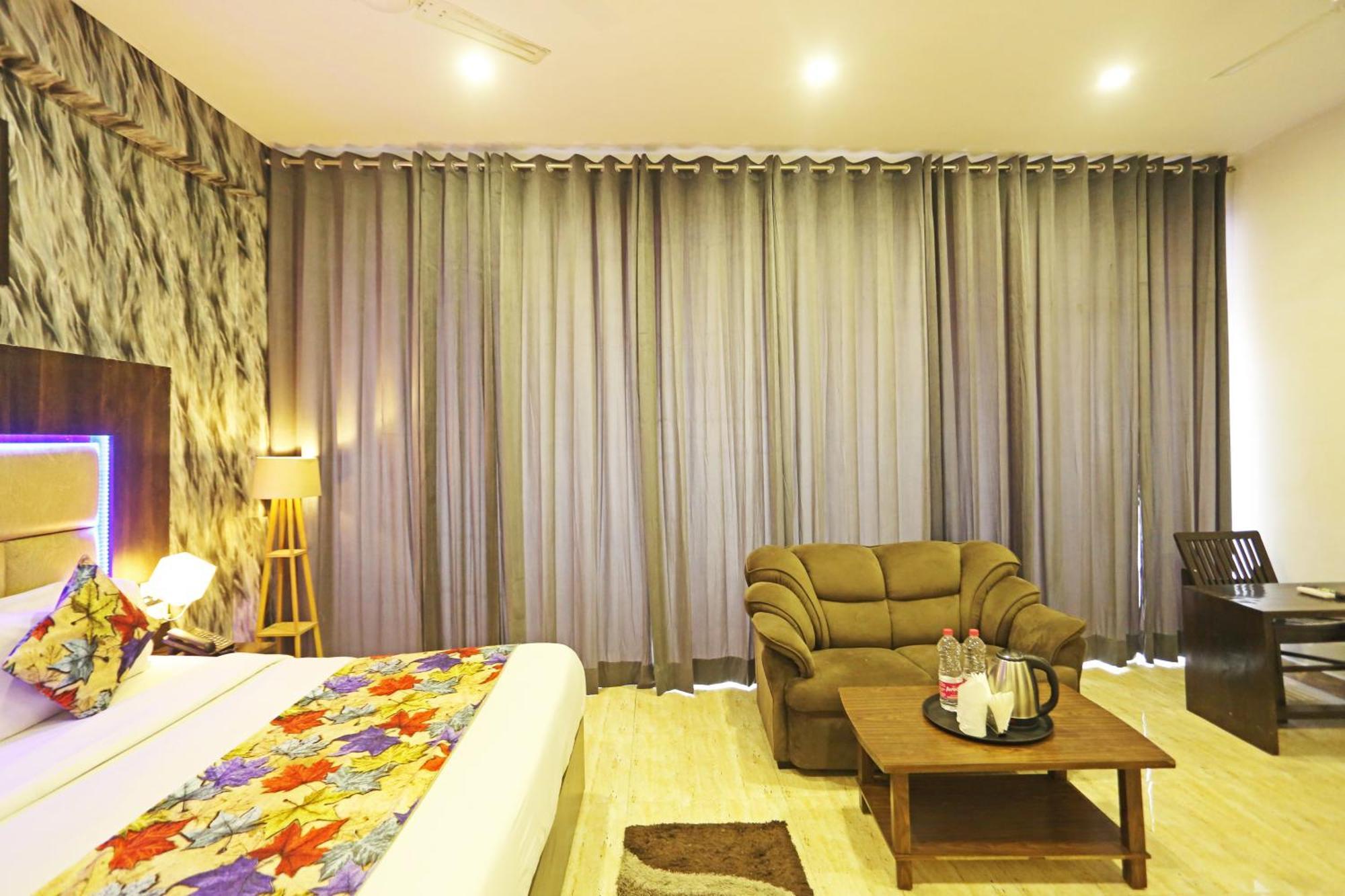 Hotel The Kiara Near Delhi Airport Нью-Дели Экстерьер фото