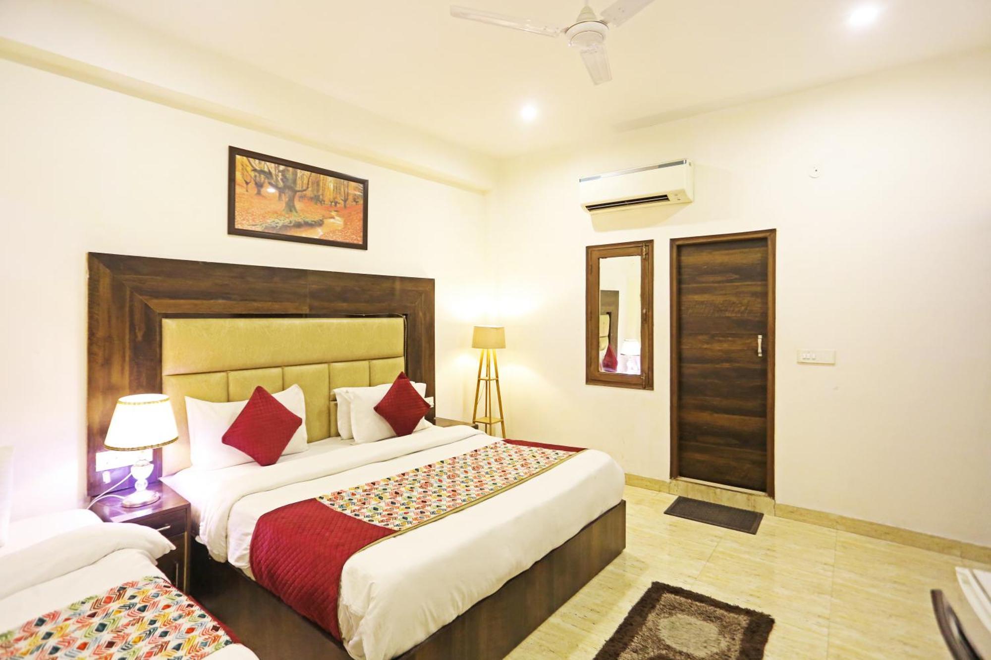 Hotel The Kiara Near Delhi Airport Нью-Дели Экстерьер фото