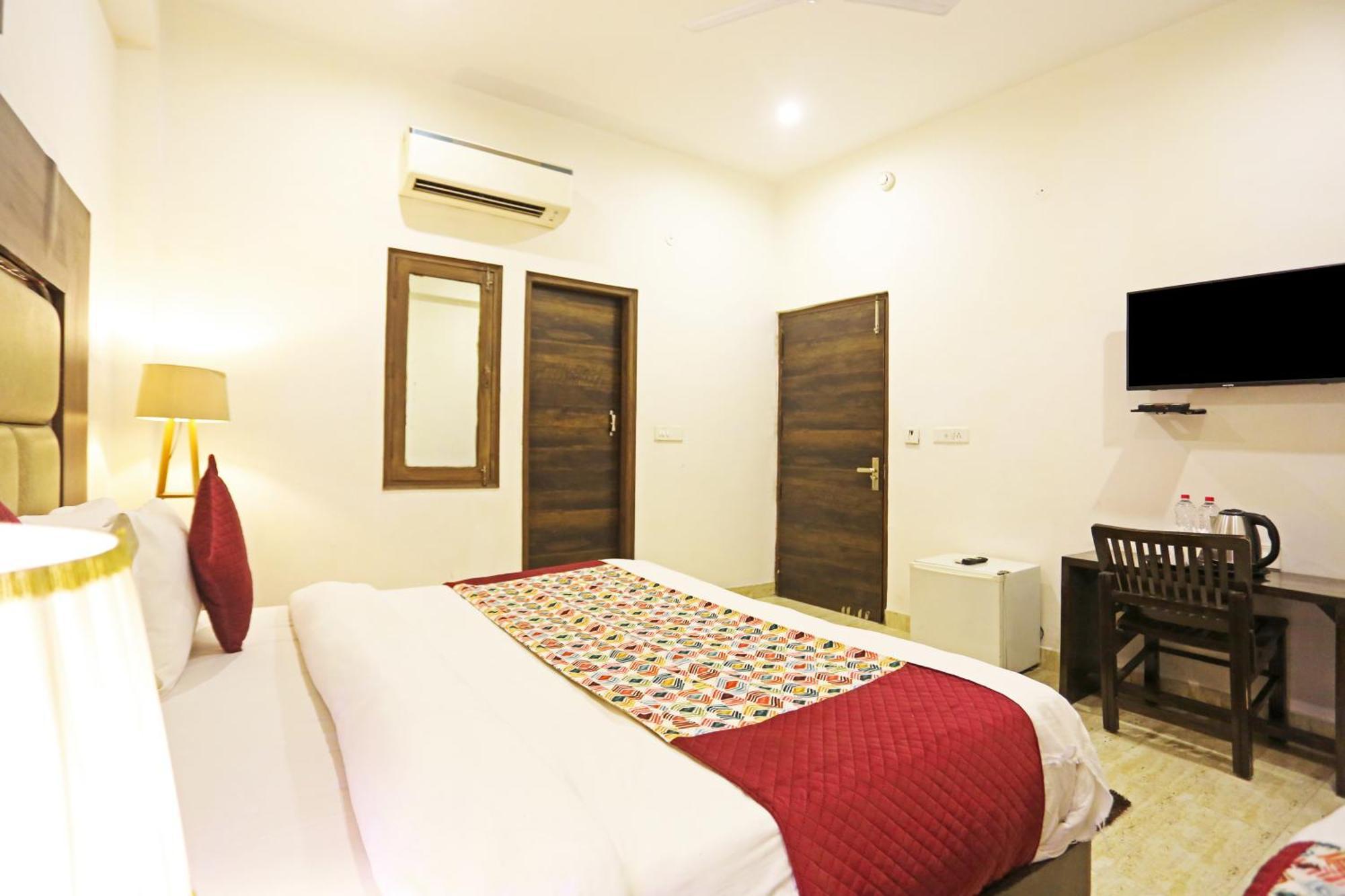Hotel The Kiara Near Delhi Airport Нью-Дели Экстерьер фото
