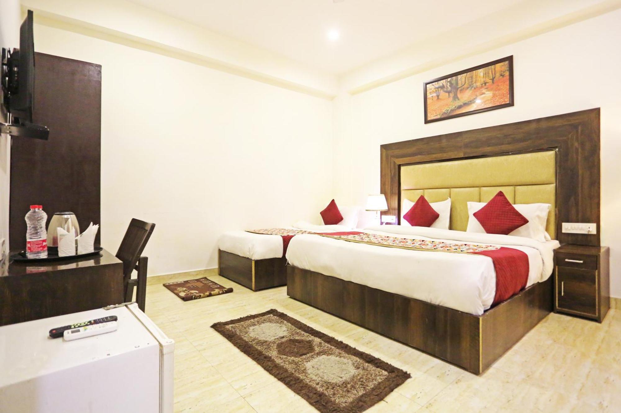 Hotel The Kiara Near Delhi Airport Нью-Дели Экстерьер фото