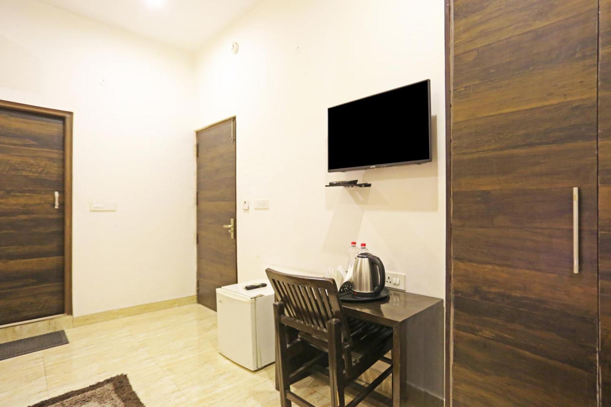 Hotel The Kiara Near Delhi Airport Нью-Дели Экстерьер фото