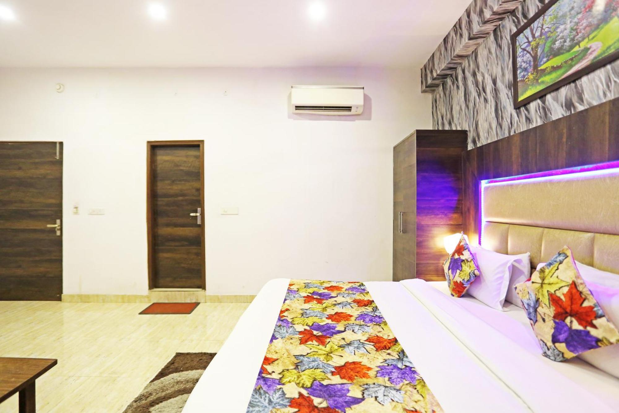 Hotel The Kiara Near Delhi Airport Нью-Дели Экстерьер фото