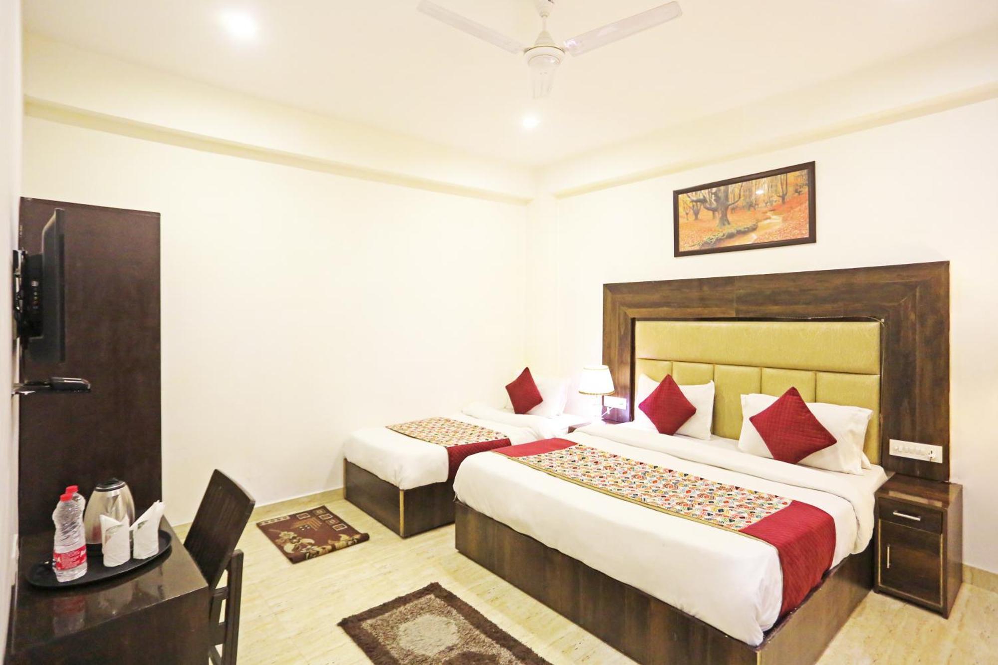 Hotel The Kiara Near Delhi Airport Нью-Дели Экстерьер фото